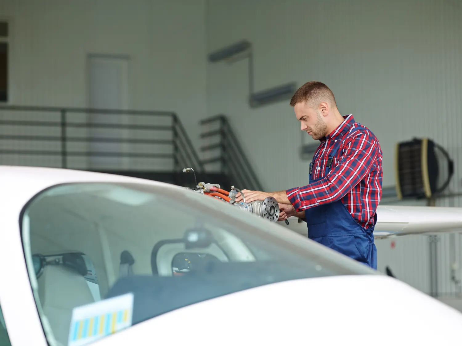 Tecnico Sì Glass al lavoro sul parabrezza di un'auto nel centro di Bagnolo San Vito